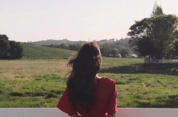 女生背影手机壁纸