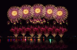 灯笼烟花写真,传统节日氛围浓